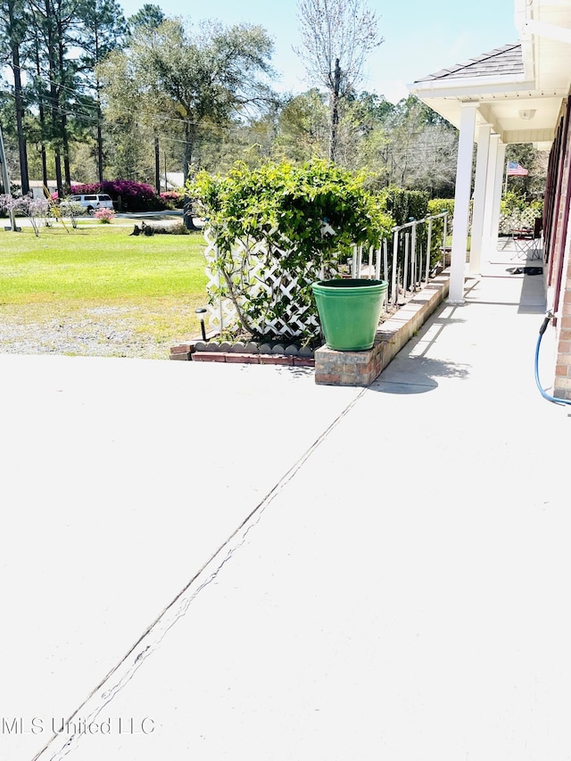 view of patio / terrace with covered porch