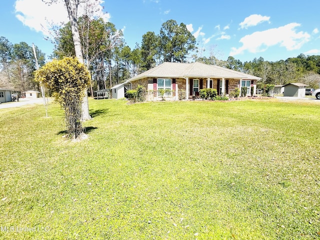ranch-style home featuring a front lawn