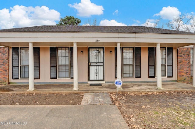 view of front of property featuring a porch