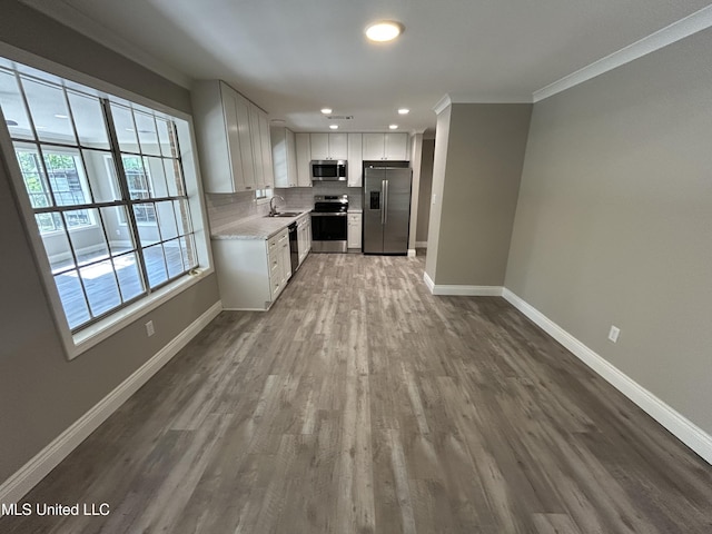 215 Quail Trl, Greenwood, MS 38930 - kitchen featuring stainless steel appliances, baseboards, dark wood-style floors, recessed lighting, and ornamental molding