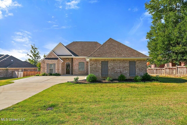 view of front facade with a front yard