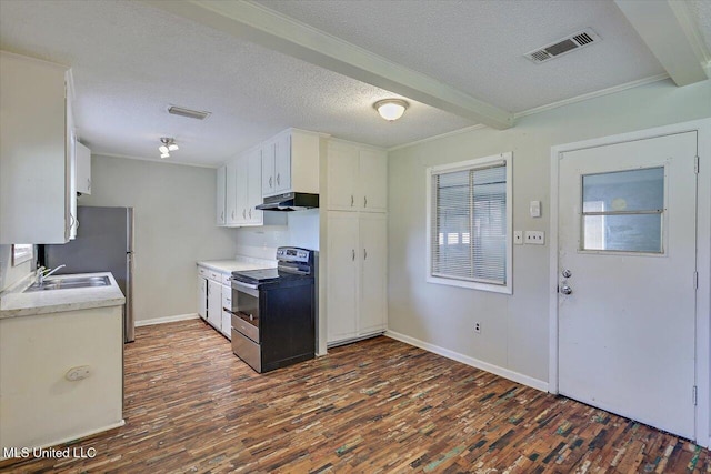 kitchen with visible vents, electric range, a sink, a textured ceiling, and under cabinet range hood