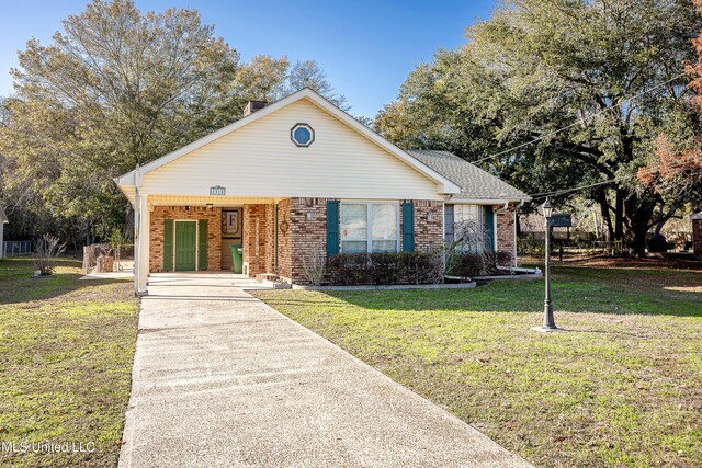 view of front facade featuring a front yard