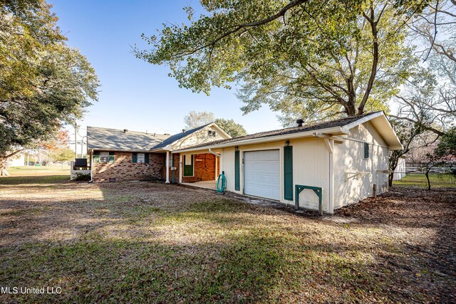 view of front of property featuring a front yard and a garage