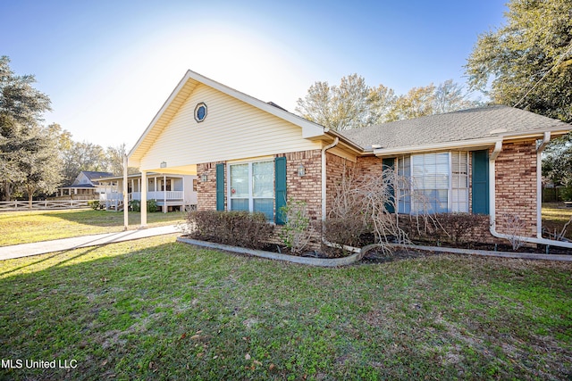 view of front of property featuring a front lawn