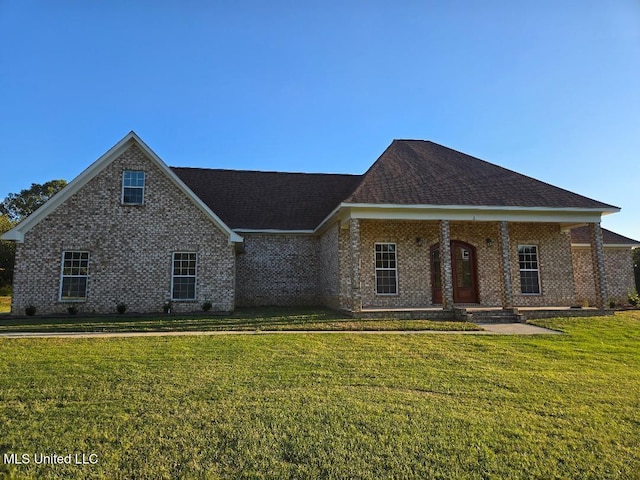 view of front facade with a front lawn