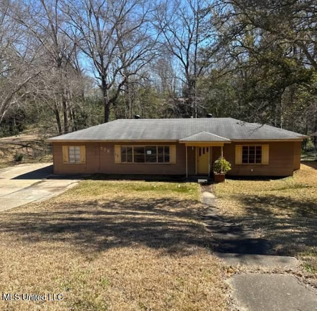 230 Hillside Dr, Vicksburg, MS 39180 - single story home featuring concrete driveway and a front yard