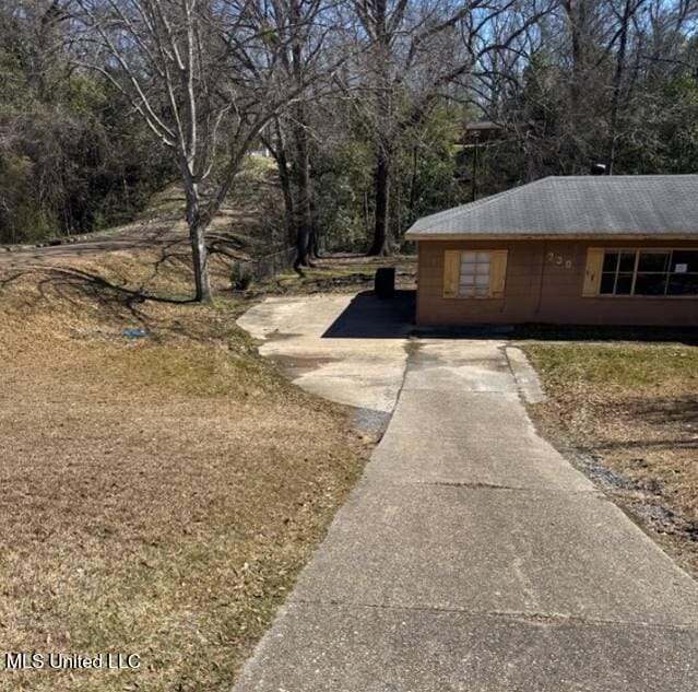 230 Hillside Dr, Vicksburg, MS 39180 - view of yard featuring concrete driveway