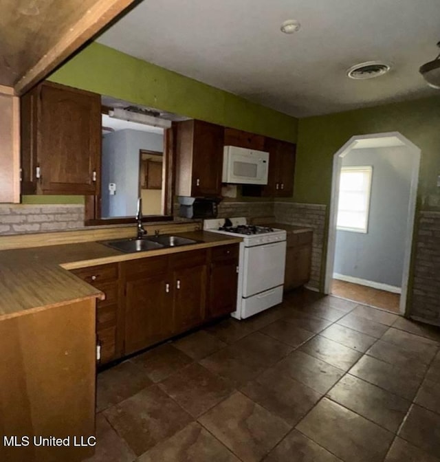 230 Hillside Dr, Vicksburg, MS 39180 - kitchen with a sink, visible vents, white appliances, and arched walkways