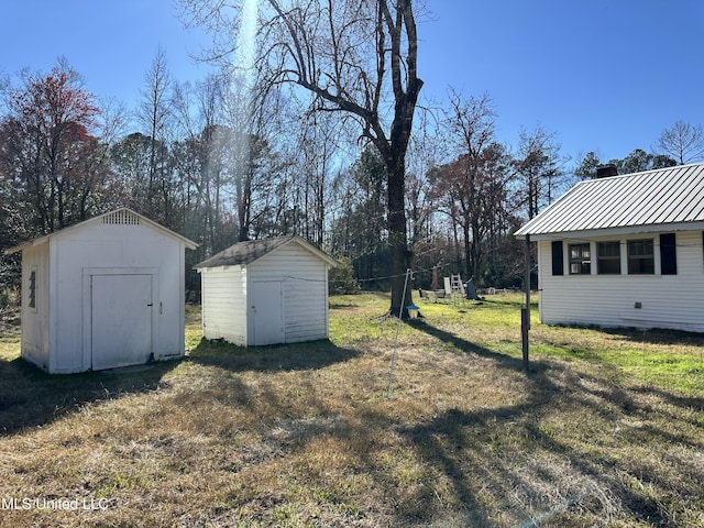 view of yard with an outbuilding and a storage unit