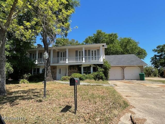 view of front of home with a garage and driveway