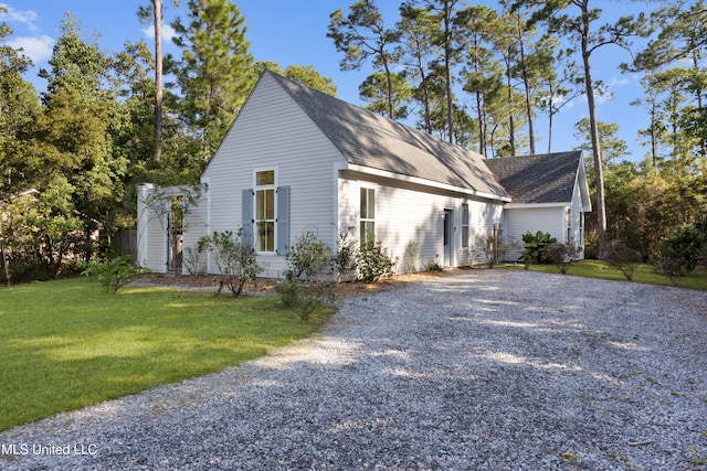 view of front of property featuring a front yard