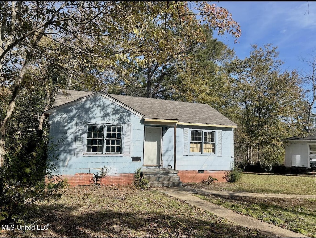 1018 Combs St, Jackson, MS 39204 - view of front facade with crawl space, roof with shingles, and a front lawn
