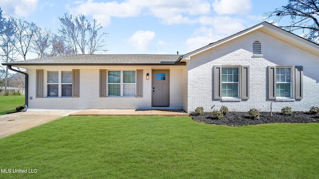 ranch-style house featuring a front lawn and brick siding