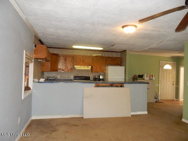 kitchen featuring kitchen peninsula, carpet, ceiling fan, a textured ceiling, and white refrigerator