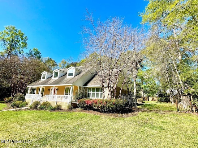 view of front facade with a porch and a front lawn
