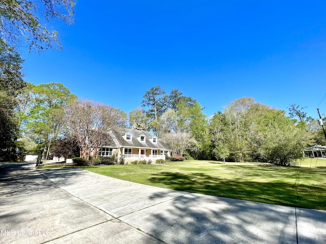view of front of property with a front yard