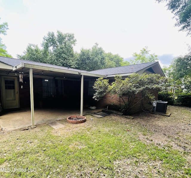 111 Brookfield Dr, Natchez, MS 39120 - view of grassy yard featuring cooling unit and an attached carport