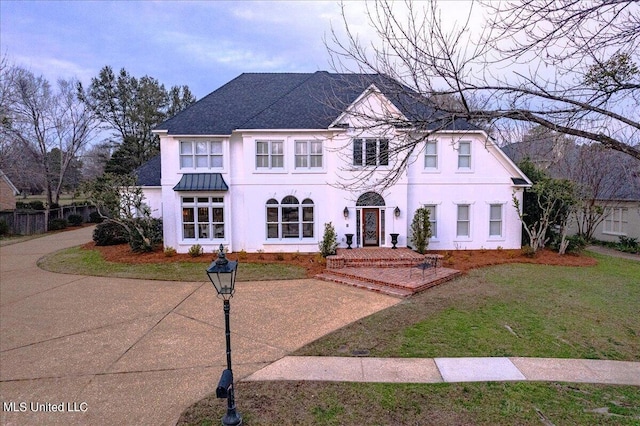 view of front of house featuring a front yard