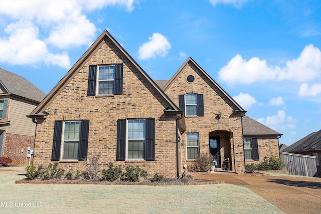 view of front facade featuring a front lawn