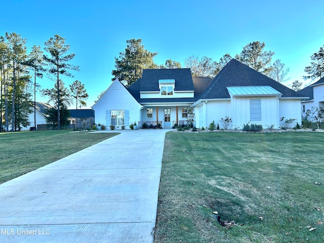 view of front of house featuring a front lawn