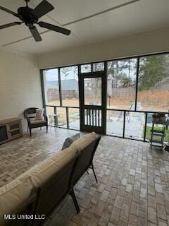 sunroom with ceiling fan