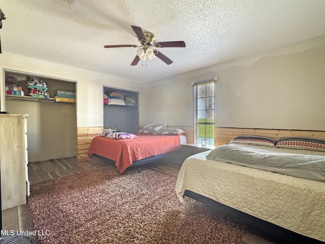 bedroom with ceiling fan and a textured ceiling