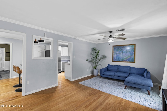 living area with crown molding, visible vents, light wood-style floors, baseboards, and ceiling fan