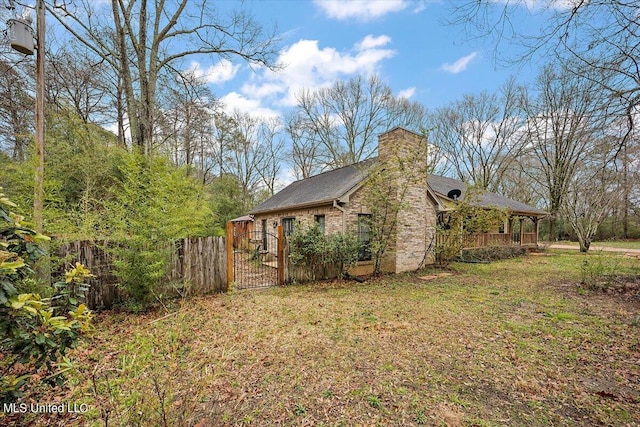 view of side of property featuring a yard