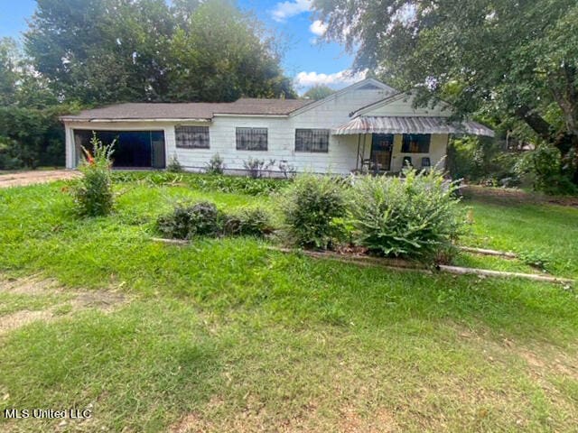 view of front of house with a front yard