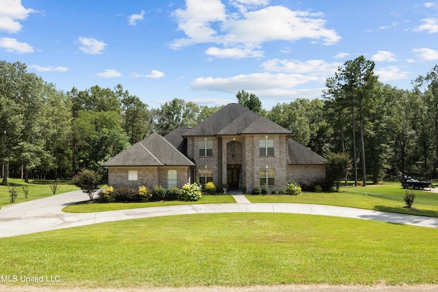 view of front of house featuring a front lawn