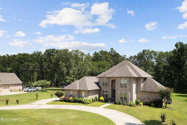 view of front facade featuring a front yard