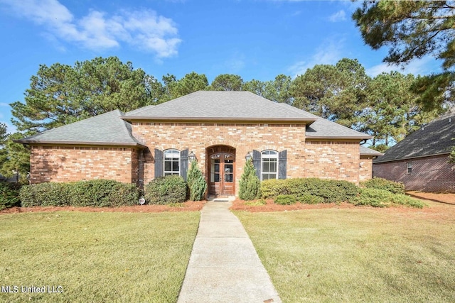 view of front of property with a front yard