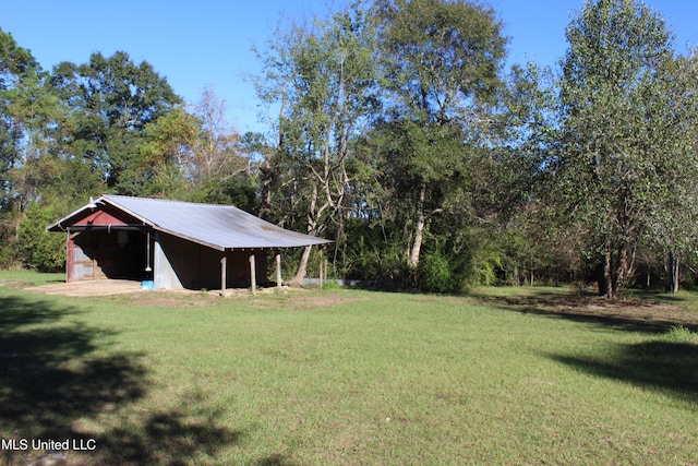 view of yard with an outdoor structure