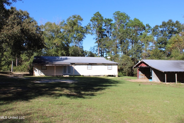 view of yard with an outdoor structure