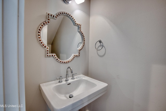 bathroom featuring a sink