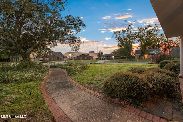 view of yard at dusk