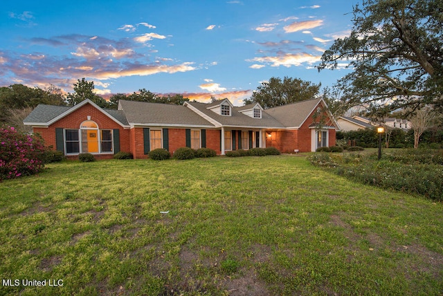 view of front of house featuring a yard