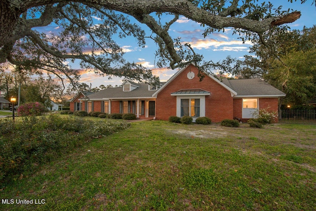 view of front facade with a lawn