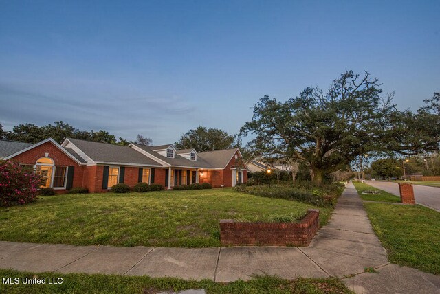 view of front facade featuring a front yard