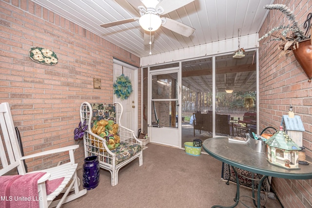 sunroom with ceiling fan