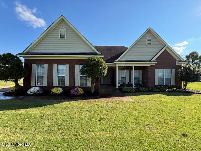 view of front of home featuring a front yard