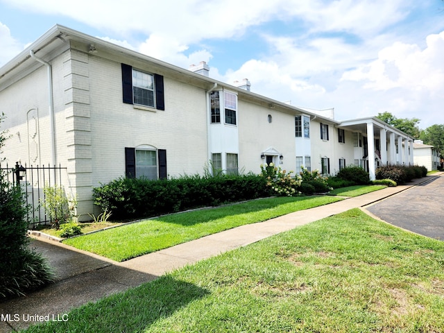 view of front of house featuring a front lawn