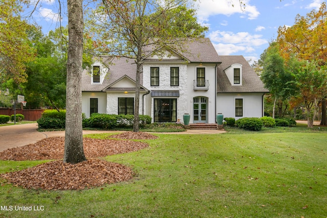 view of front of property with a front yard