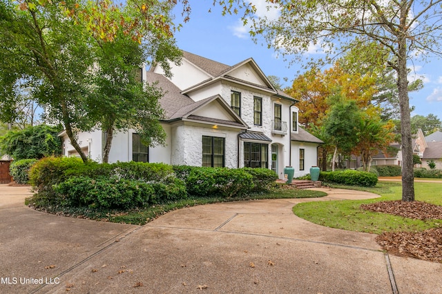 view of front facade featuring a front lawn