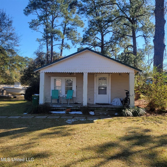 bungalow-style house featuring a front lawn and covered porch