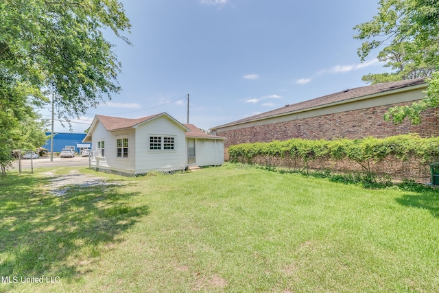 view of yard featuring a water view