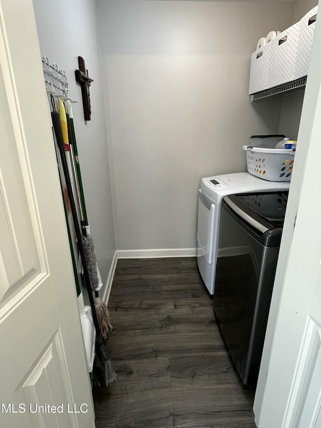 laundry area with dark wood-style floors, laundry area, independent washer and dryer, and baseboards