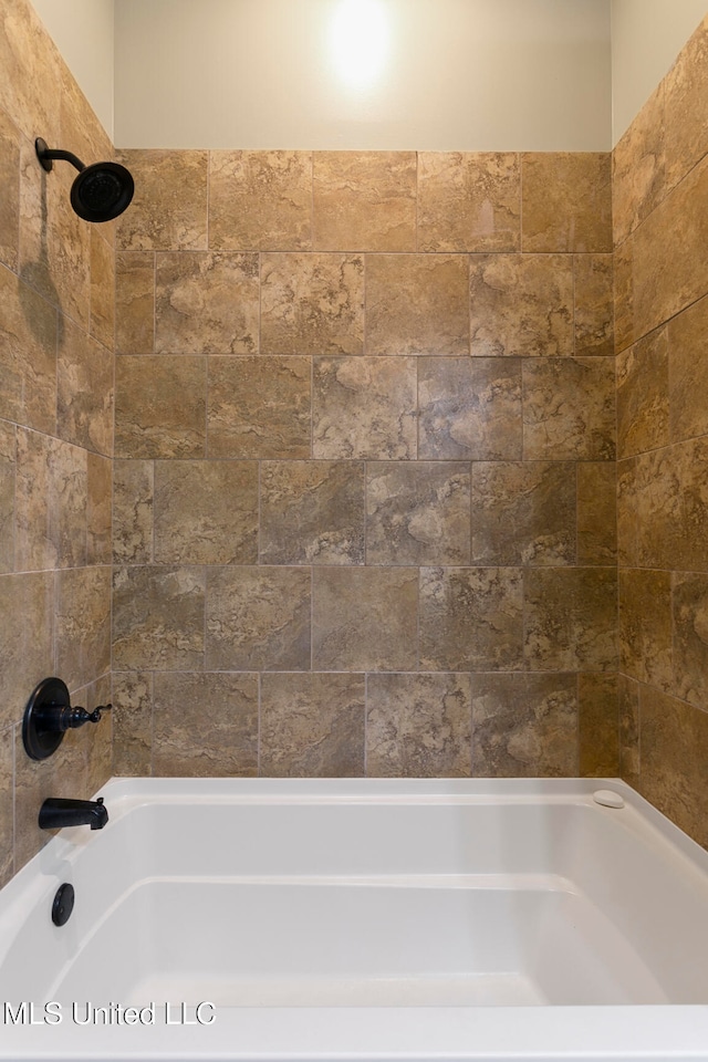 bathroom with tiled shower / bath combo