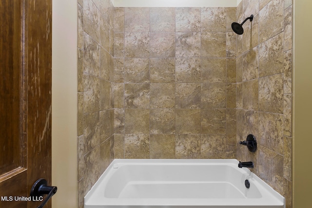 bathroom with tiled shower / bath